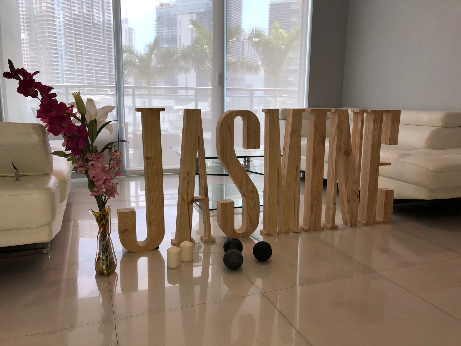 Giant wood letters decoration - The Suggestion Store